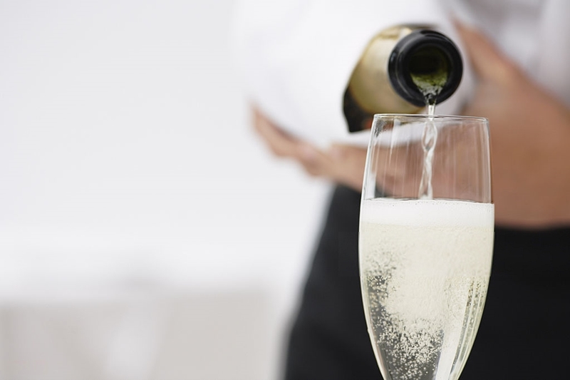 Sirviendo un vino espumoso, a saber: Cava, Champagne o Prosseco