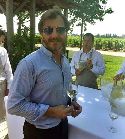 Abraham Muinelo catando champagne en Chateau Cheval Blanc