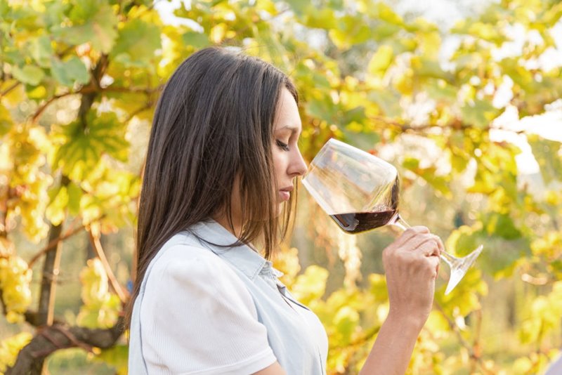 Una chica catando vino en fase olfativa