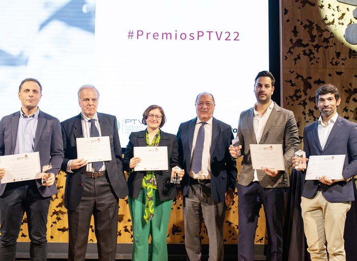 De izquierda a derecha: Sergi de Lamo, director de VITEC; José Antonio Suárez Lepe, catedrático de la UPM: Sonia Villanueva, directora de Calidad e I+D+i de Bodega Matarromera; Carlos Moro, presidente de Bodega Matarromera; Cristian Vaquero, investigador UPM y Ricardo Fernández, coordinador de proyectos de I+D+i de González-Byass.