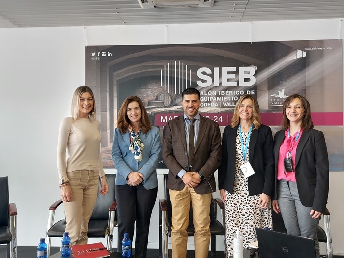 De izquierda a derecha: Cristina Carro, directora Surcos CyLTV; Susana García, directora OIVE; Mario de la Fuente, gerente PTV; Eva Navascues, Grupo Alma Carraovejas; y Leticia Carrera, Bodegas Jose Pariente