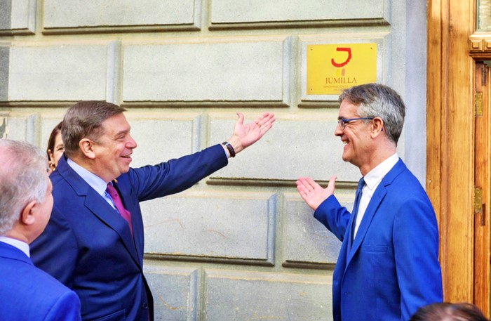 El ministro Luis Planas en la sede del Consejo Regulador de la DO Jumilla, recibido por su presidente Silvano García