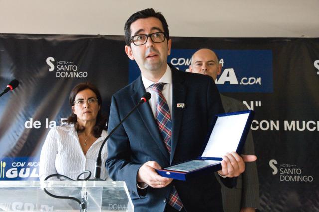 joaquin-parra-recogiendo-premio-con-a-la-iniciativa-del-vino-por-el-wine-up-tour.jpg