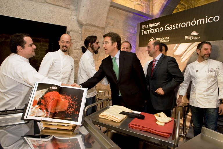 El presidente de la Xunta asiste a la presentación del libro 
