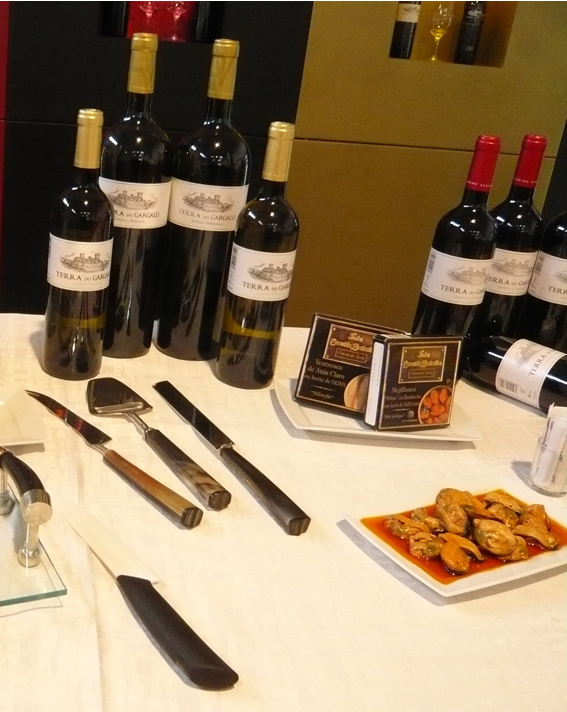 Mejillones y vino ya están listos en Monterrei, en la bodega de Roberto Verino