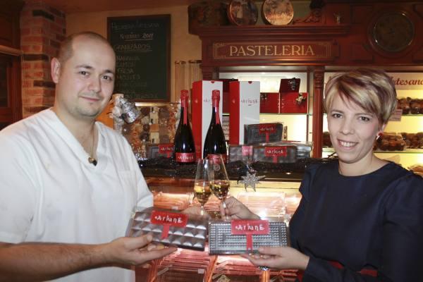 El pastelero Lázaro Sanabria y Beatriz Fernández, presentan el nuevo turrón elaborado con el vino espumoso El pastelero Lázaro Sanabria y Beatriz Fernández, presentan el nuevo turrón elaborado con el vino espumoso