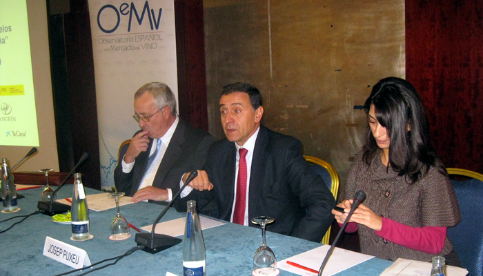 El Secretario de Estado de Medio Rural y Agua destaca la importancia del sector de vino en España y de sus exportaciones