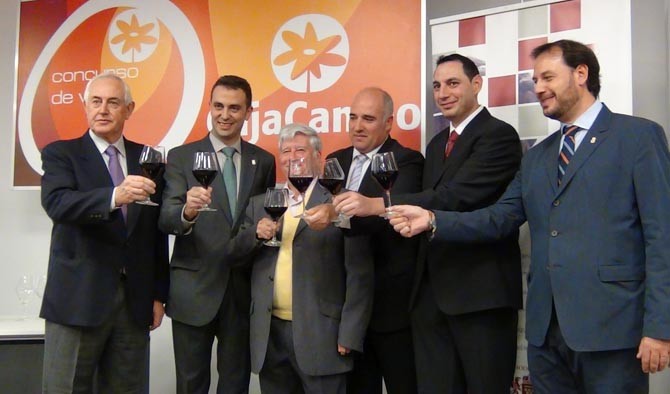 El vino Aula Merlot Crianza 2009, de la Bodega Coviñas, ha ganado la VII Edición del Concurso de Vinos CajaCampo organizado y patrocinado por Cajamar Caja Rural