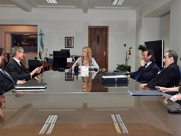 El Gobierno firmó un nuevo convenio con representantes de la empresa automotriz japonesa Nissan