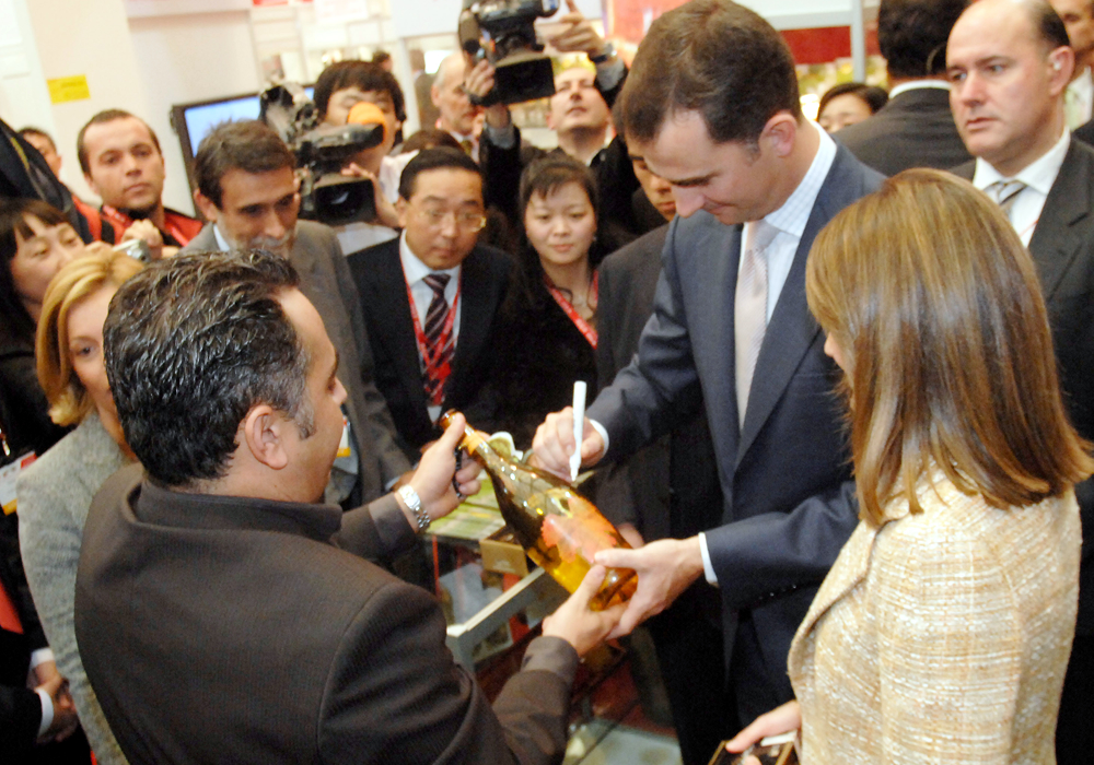 Jorge Peláez, con los Príncipes de Asturias durante una feria de Shangay