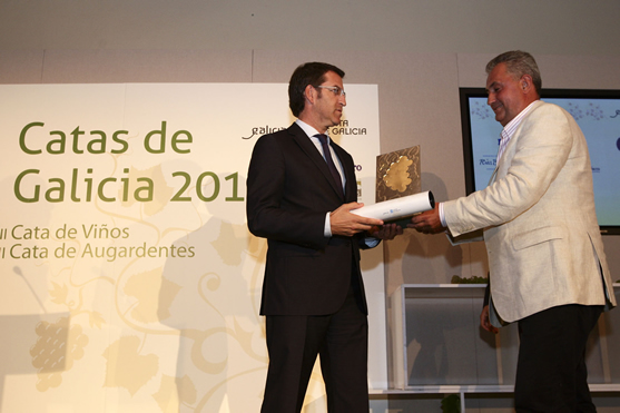 Antonio Méndez recibe el premio de manos de Núñez Feijoo Antonio Méndez recibe el premio de manos de Núñez Feijoo