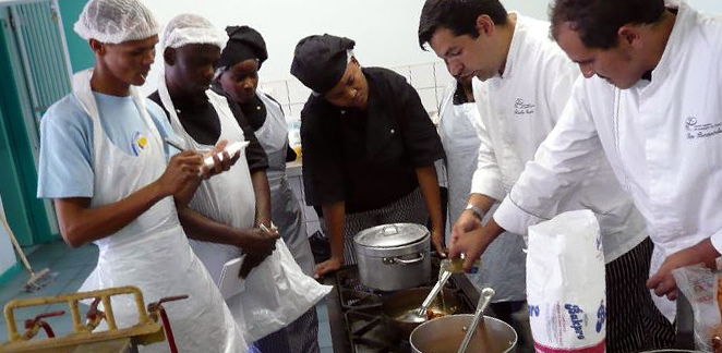 Los chefs gallegos enseñan cocina en Namibia