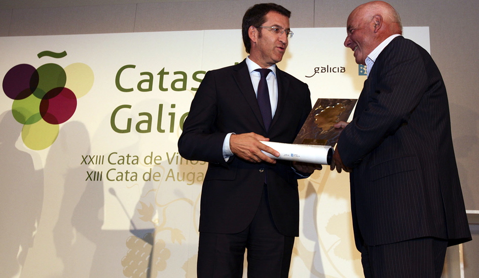 José Luis Vaz recibe el premio de manos de Nuñez Feijoo