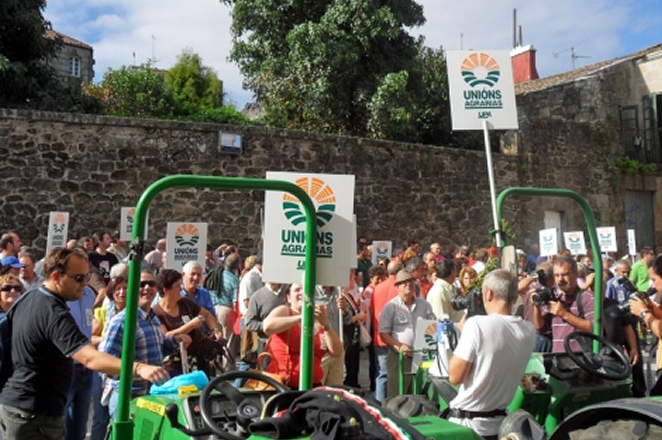 Varios cientos de viticultores protestaron ante el Consejo