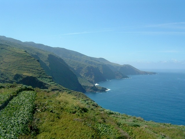 Panorámica de la costa norte de la isla, en la que se puede apreciar la viña cultivada en bancales, construidos para salvar las pronunciadas pendientes del terreno