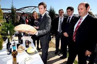 Feijoo hizo los merecidos honores a los productos gallegos en la bodega Lagar de Pintos