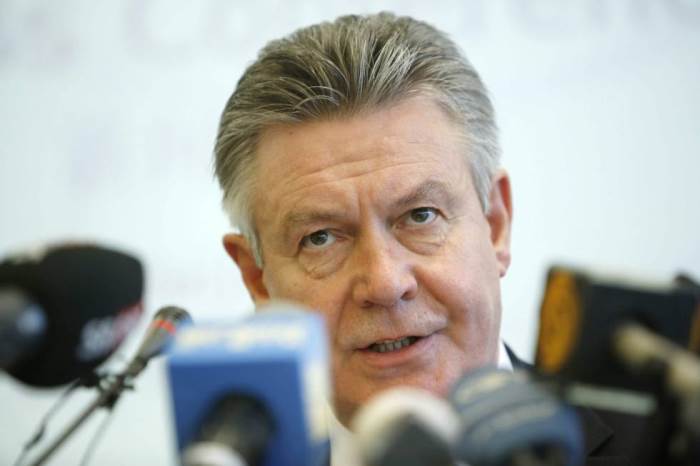 El comisario europeo de Comercio, Karel de Gucht, da una rueda de prensa en Pekín (China)