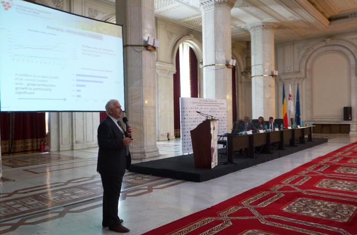 Federico Castellucci, director general de OIV, durante la presentación del informe en el congreso de Bucarest