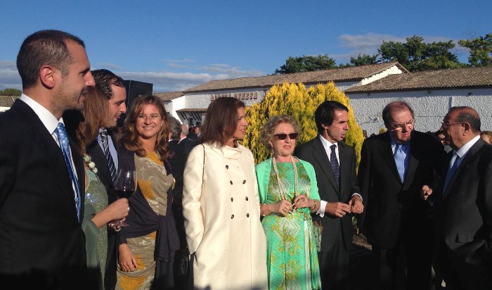 La familia Sanz Cid, junto a José María Aznar, expresidente del Gobierno; Ana Botella, alcaldesa de Madrid; y Juan Vicente Herrera, Presidente de la Junta de Castilla y León.