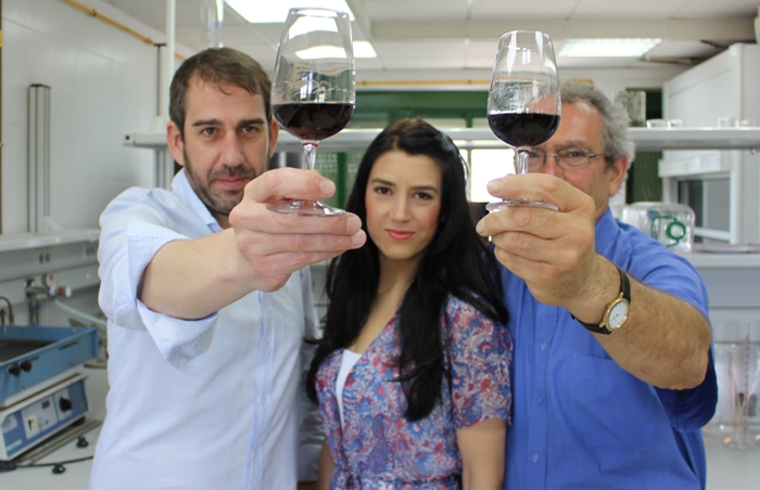 Rafael Peinado, Nieves López de Lerma y José Peinado, con el vino dulce en el que se ha incluido hollejos en su elaboración para que se incremente su potencial antioxidante