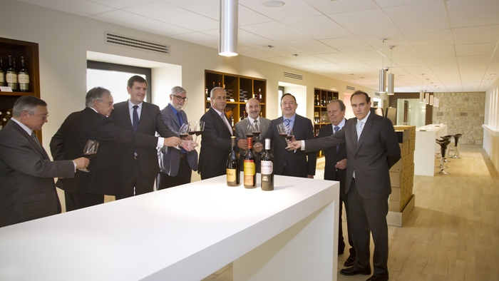 El presidente en funciones del Gobierno de La Rioja, Pedro Sanz, y el presidente del Consejo de Administración de la bodega, Luis Zapatero, junto a autoridades y directivos de la bodega en la inauguración de la nueva 'enotienda' habilitada para enoturismo