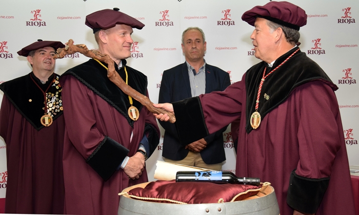 Tim Atkin investido Cofrade del Rioja por el Gran Maestre de la Cofradía del Vino de Rioja