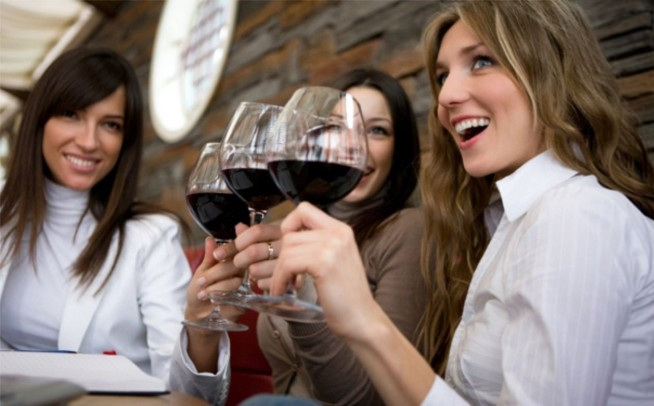 el consumo de vino previene la obesidad, según un estudio realizado entre mujeres