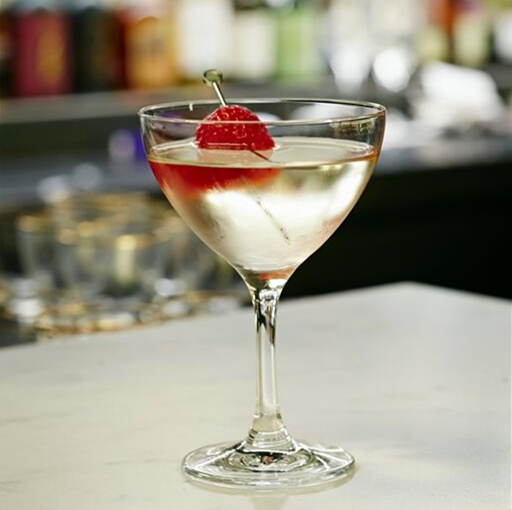 James Bond 007 siempre comete 3 graves errores cuando pide su Dry Martini