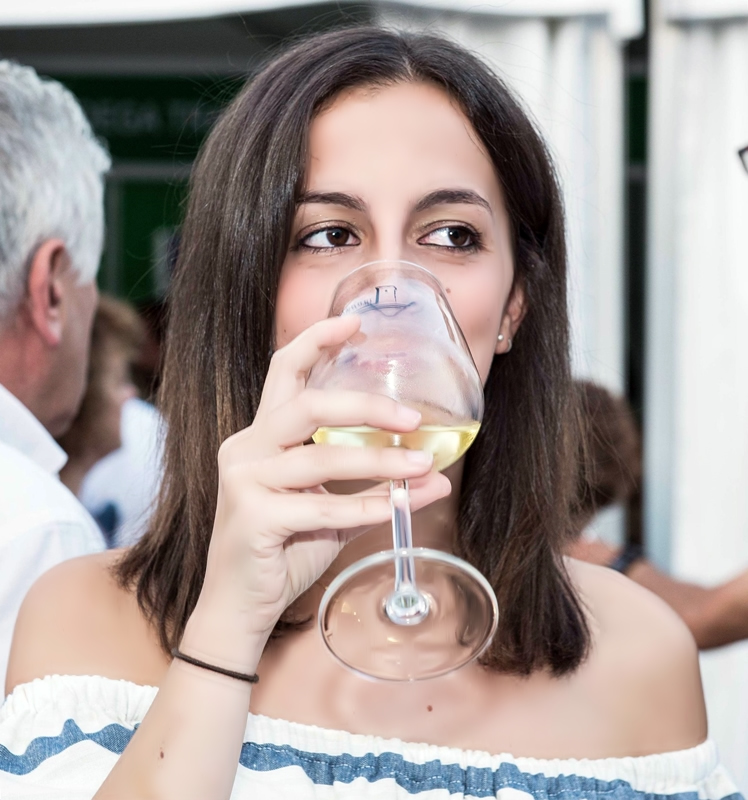 Chica bebe vino Monterrei