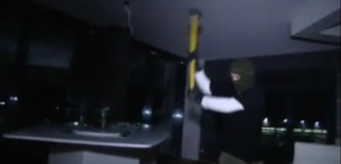 Miembro del Comité de Acción Vitivinícola destrozando las instalaciones de la empresa Biron, importadora de vino español