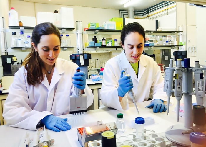 Maria Ibars (izquierda) y Andrea Ardid (derecha), estudiantes predoctorales autoras del artículo, en el laboratorio del Departamento de Bioquímica y Biotecnología