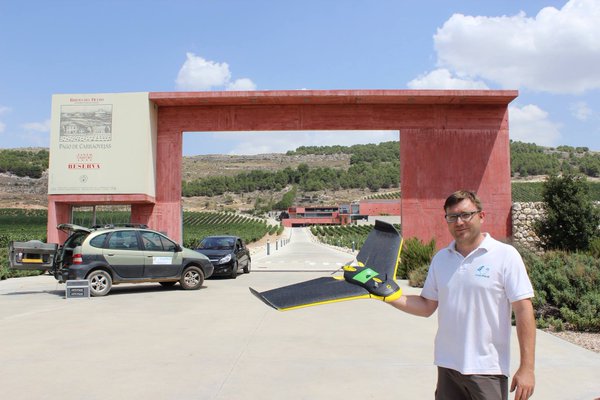 Sergio Rodríguez, socio fundador de SmartRural, junto a uno de sus drones