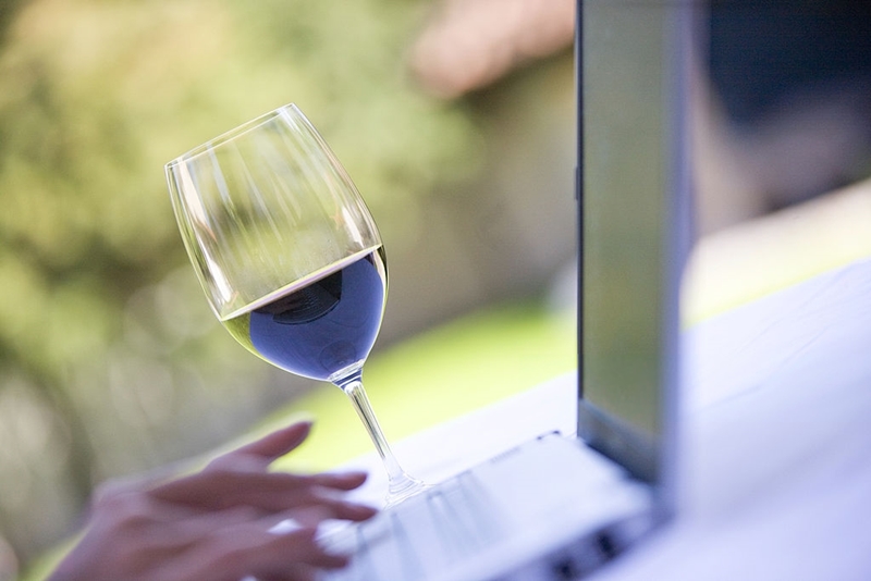 para donar Manto No pretencioso 10 Consejos para comprar de manera segura vino por Internet