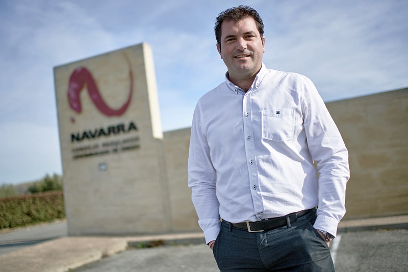 Imagen de David Palacios, presidente de la DO Navarra y de la CECRV, frente a la sede del Consejo Regulador