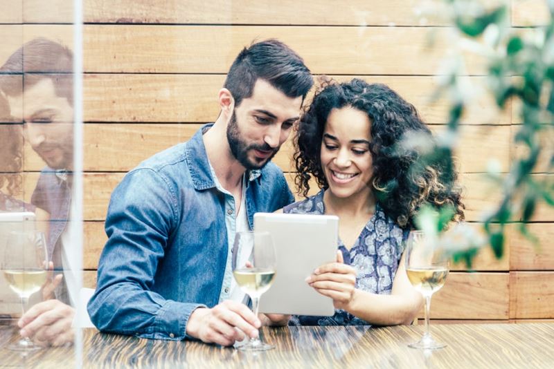 pareja compra vino online