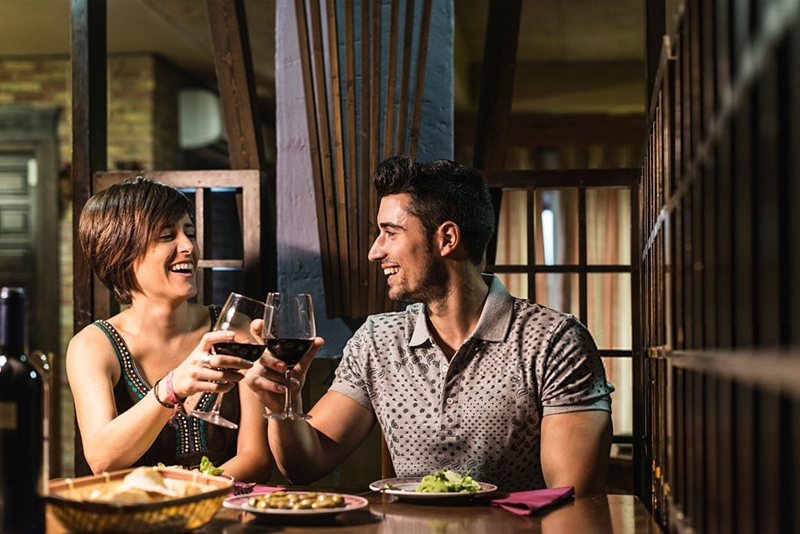 Pareja brindis y vino