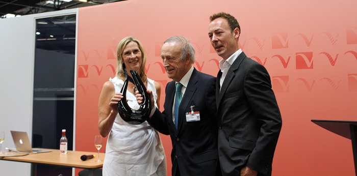 Miguel Torres recoge el premio de manos de Jane Masters MW