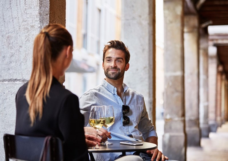 jovenes tomando vino