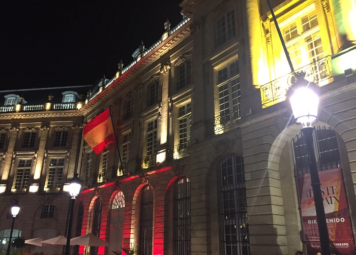 Bandera española en el Palacio de la Bolsa de Bordeaux