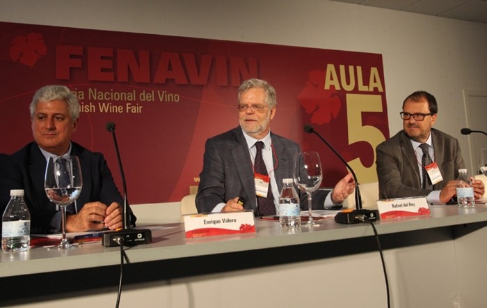 Rafael del Rey junto a los ponentes Enrique Valero y Juan Vázquez