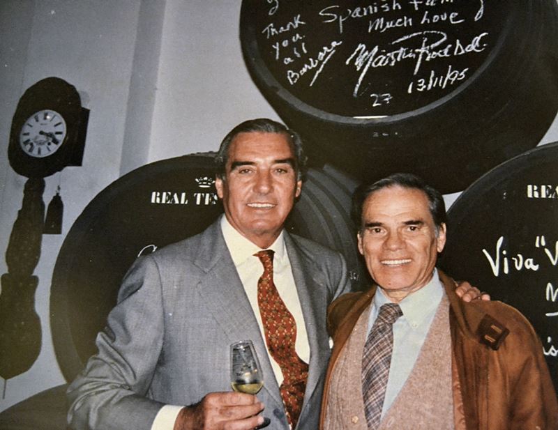 José Estévez con Martin Rodbell, en su visita a la bodega en 1995