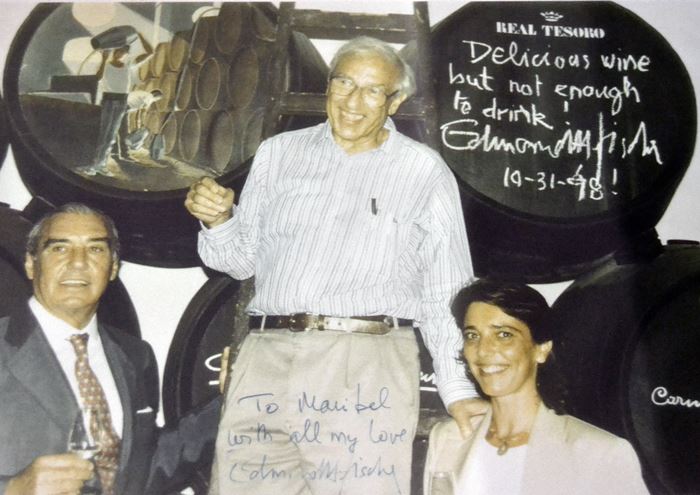 José Estévez y Maribel Estévez con Edmond H. Fischer en su visita a la bodega en 1998