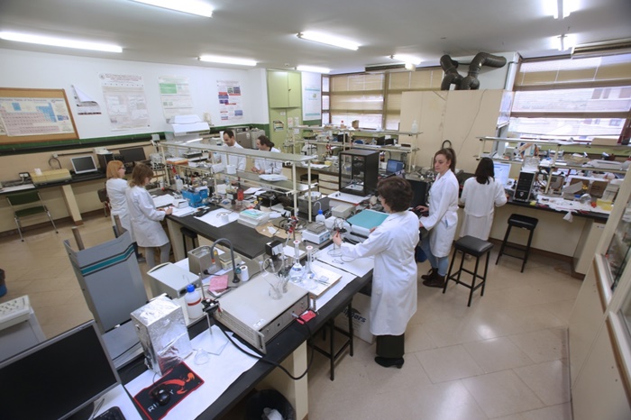 Equipo de UVasens trabajando en su laboratorio