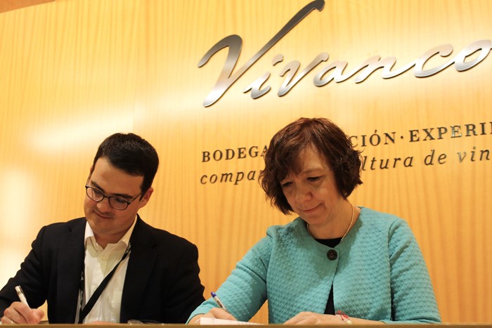 Firma del convenio de colaboración entre Rosa Melchor (Presidenta de ACEVIN) y Rodrigo Burgos (Presidente de la Asociación de Museos del Vino de España)