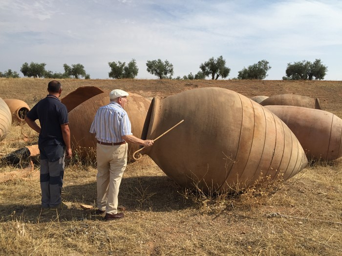 Las tinajas de barro: Fabricación y su uso para el vino - La Bodega de las  Estrellas