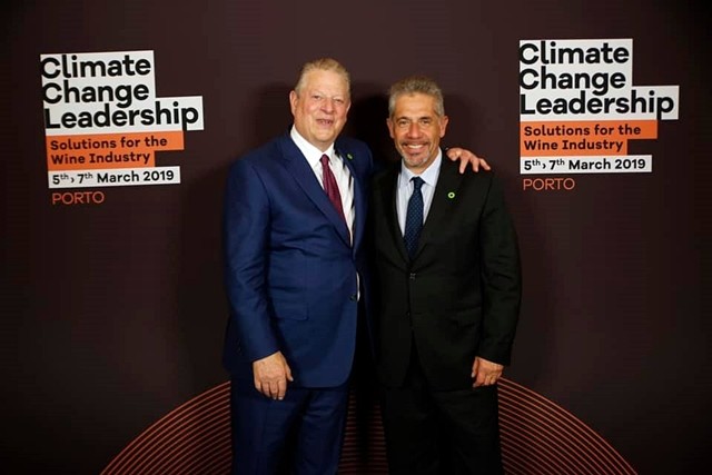 Campo (derecha) junto a Al Gore en la cumbre de marzo en Oporto