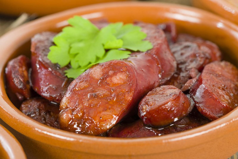 Chorizo al vino tinto una receta sencilla para triunfar