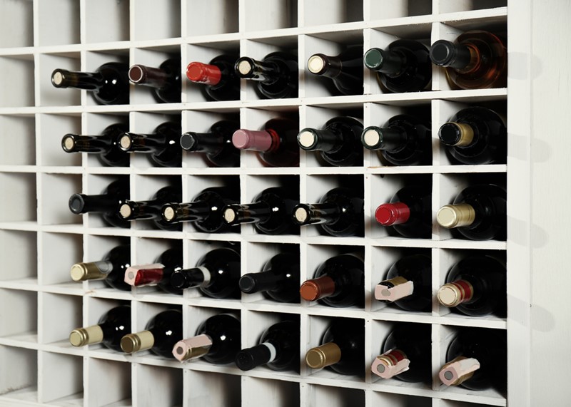 Cómo se guardan las botellas de vino, en posición vertical u horizontal?