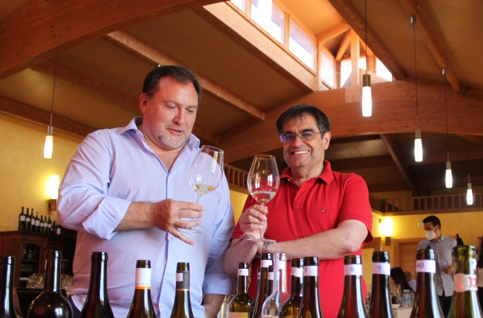 Oscar Tobía con Juancho Asenjo, director de la gran 'cata didáctica' de cuarenta vinos blancos de todo el mundo.