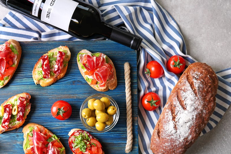 tapas de jamón y vino tinto